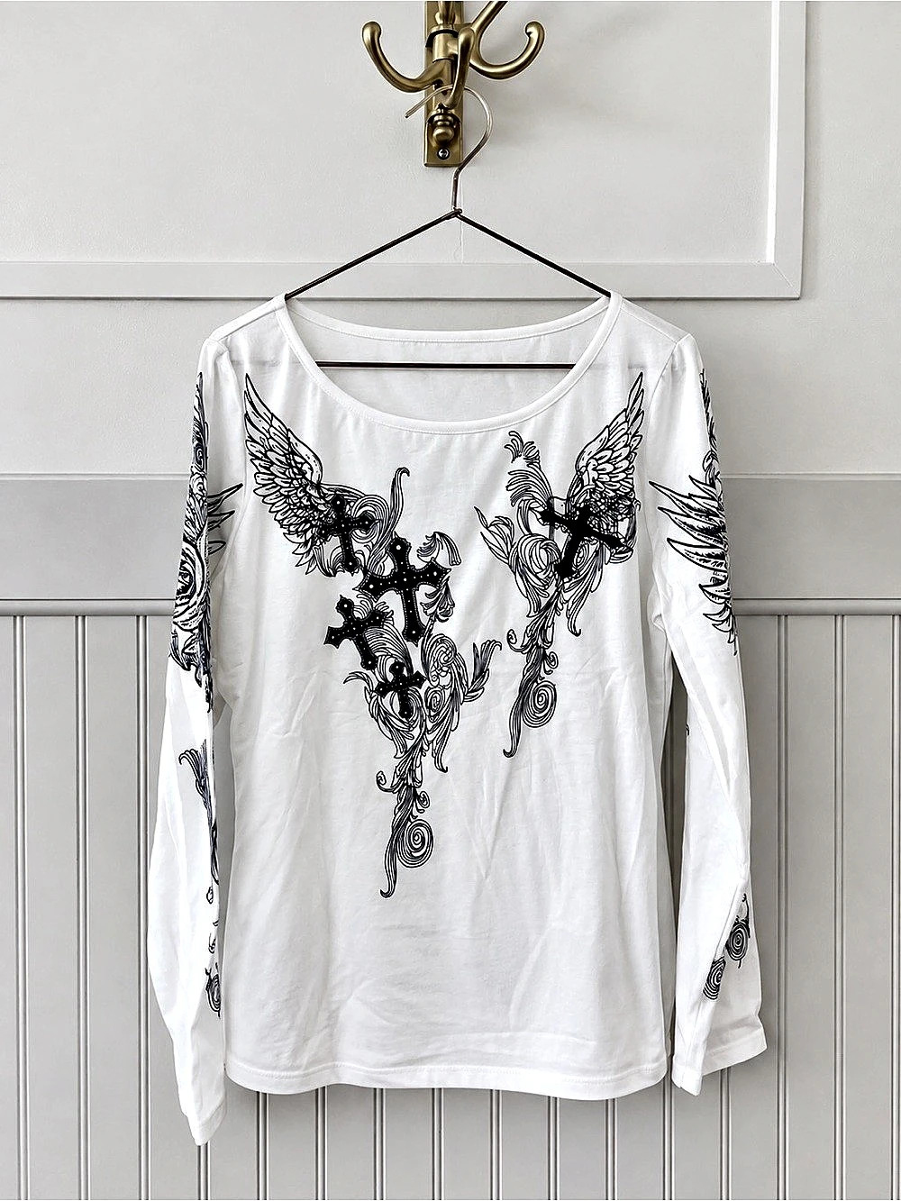 The Findery Long Sleeve Graphic in White & Black Size Small NWT